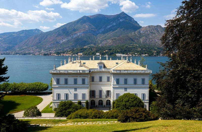 Luxe villa in Marbella met zeezicht, 30 slaapkamers, uitgebreide tuin, strandbars nabij, 50 parkeerplaatsen, bouwjaar 1930, 3000m&sup2; woonoppervlak.
