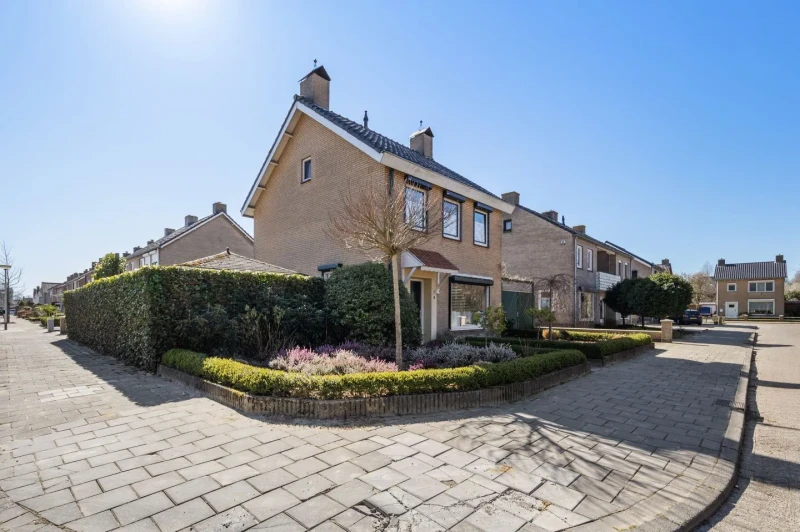 Ruime hoekwoning met zonnige tuin en karaktervolle afwerking.