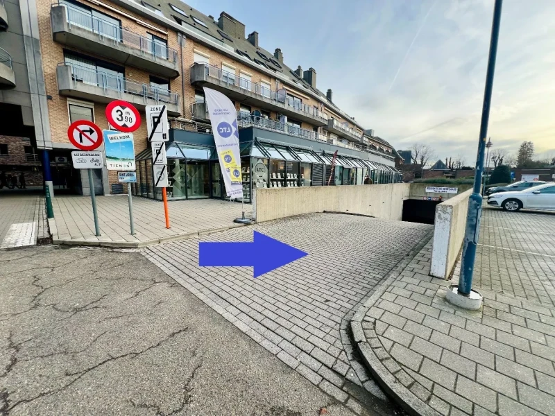 Ruime garage voor 2 auto&rsquo;s en/of opslag op topligging