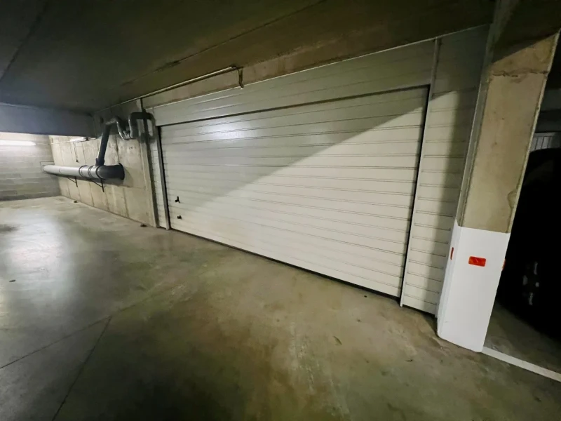 Ruime garage voor 2 auto&rsquo;s en/of opslag op topligging