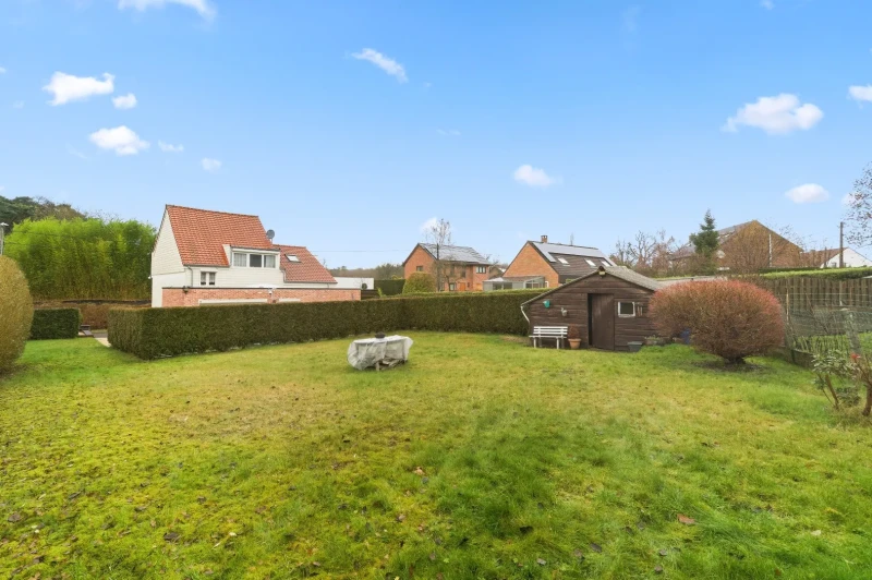 Zeer goed gelegen open bebouwing met 2 zeer ruime slaapkamers, garage en aangelegde tuin met terras