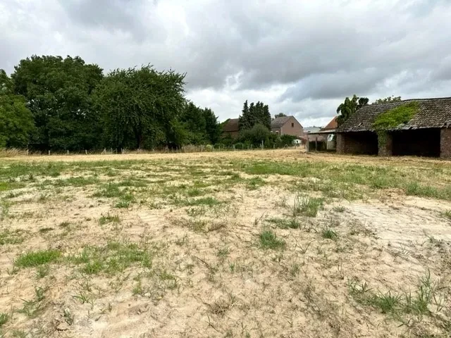 Uniek stuk bouwgrond  met 33 m perceelbreedte op bouwlijn!  16 a 54 ca.