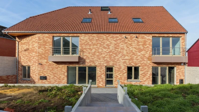 Energiezuinig duplexapp. met 2 slpks, terras en autostaanplaats