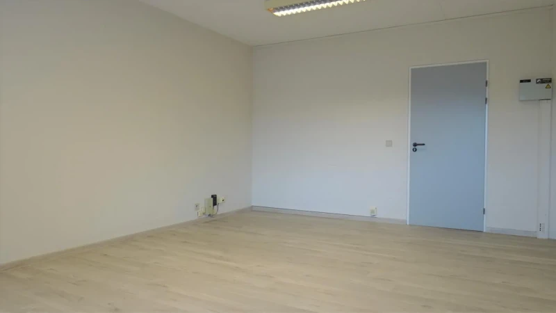 Goed gelegen, opgefriste kantoorruimtes en loods in bedrijvencentrum